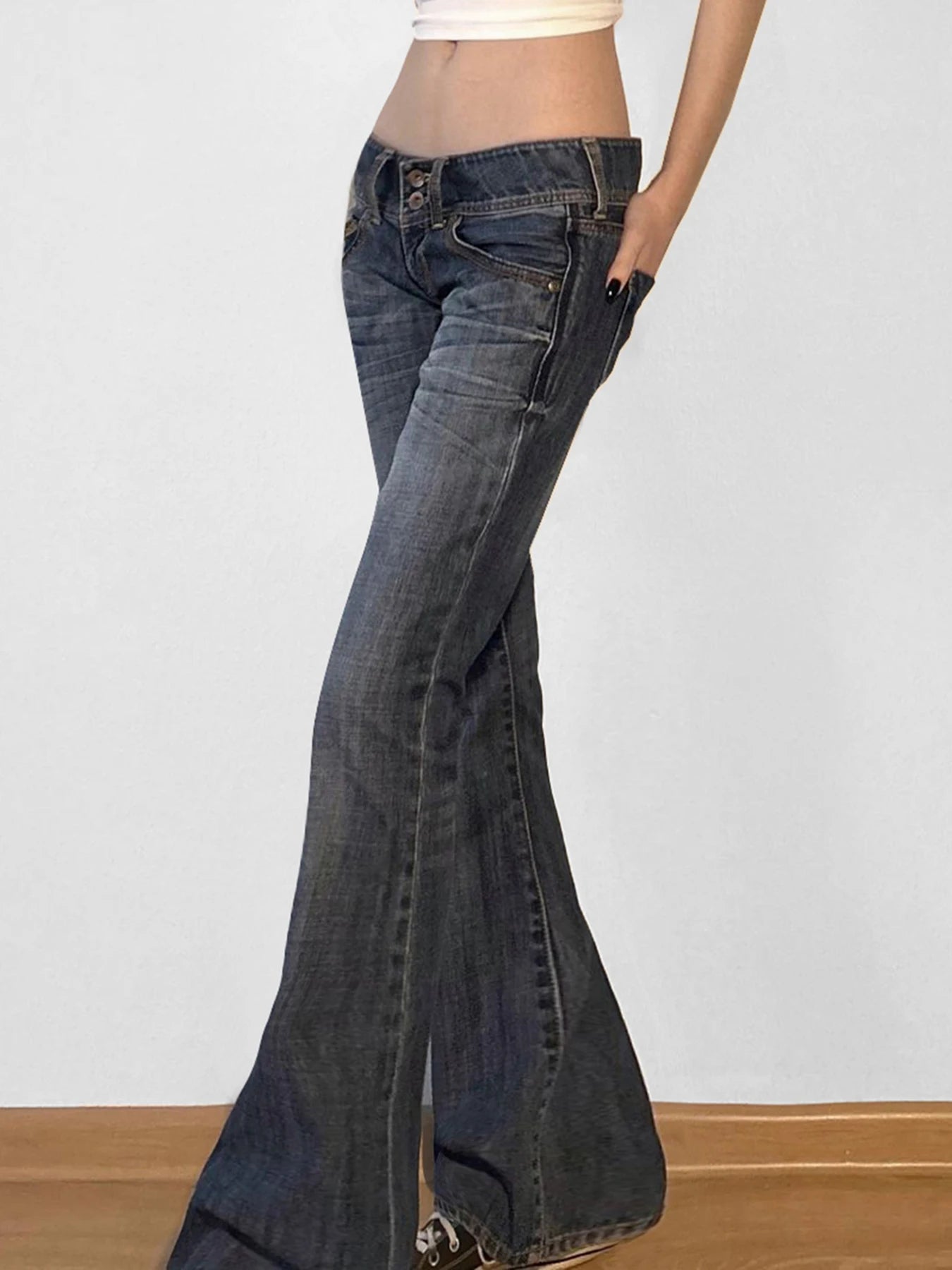 Vintage Y2K Flared Jeans – Low Rise Denim